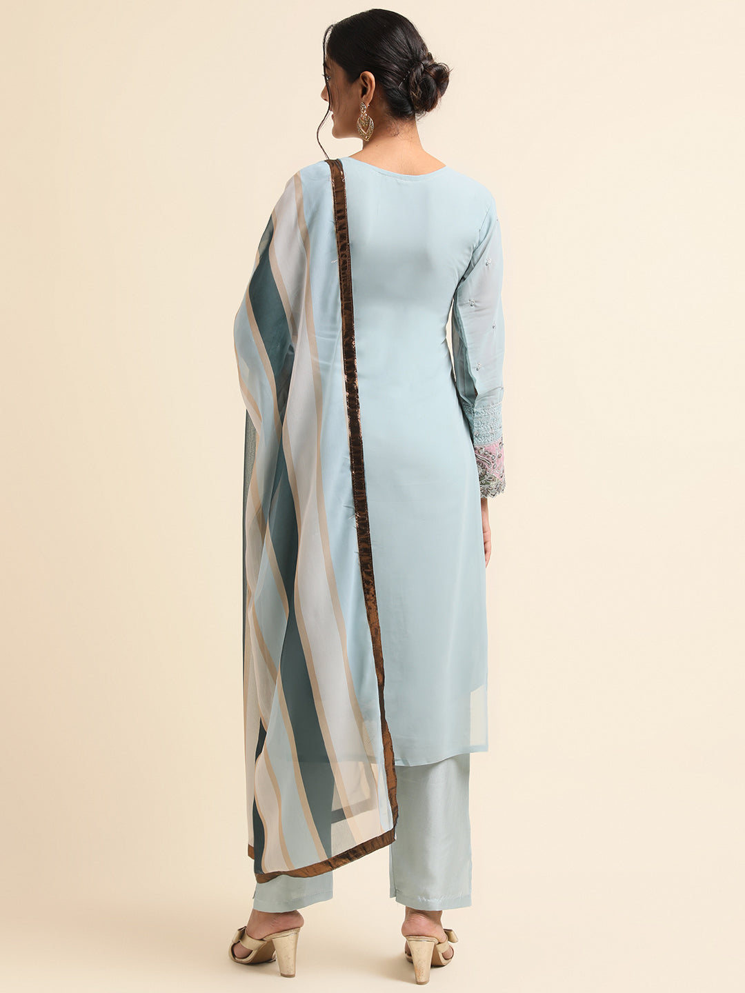 Exquisite Pakistani Suit Design