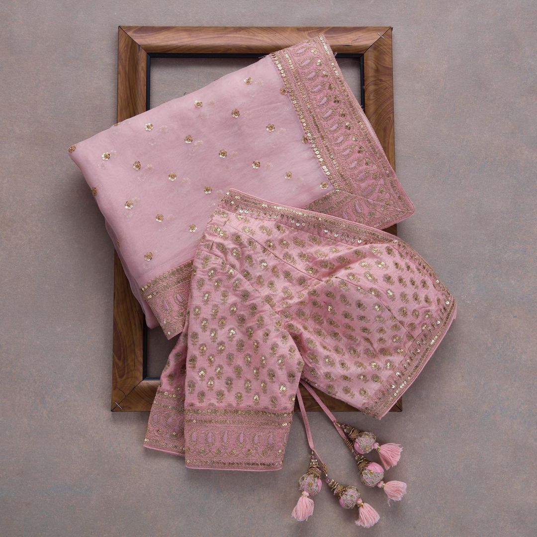 Sneha Prasanna Looks Pretty Ina Designer Saree