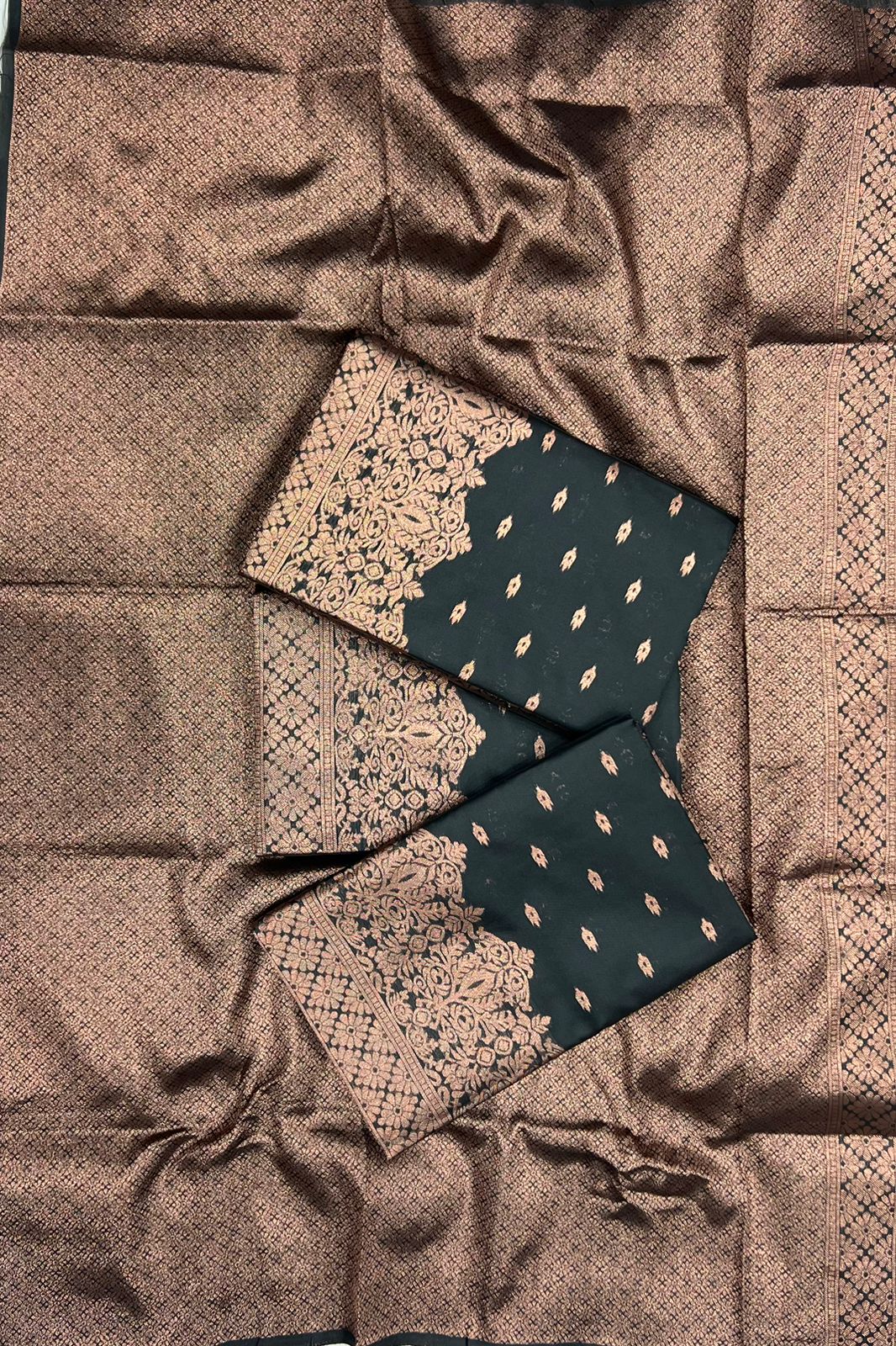 Women's Gold Zari Weaving Jacquard Design Pure Banarasi Silk Saree With Heavy Brocade Unstitched Blouse