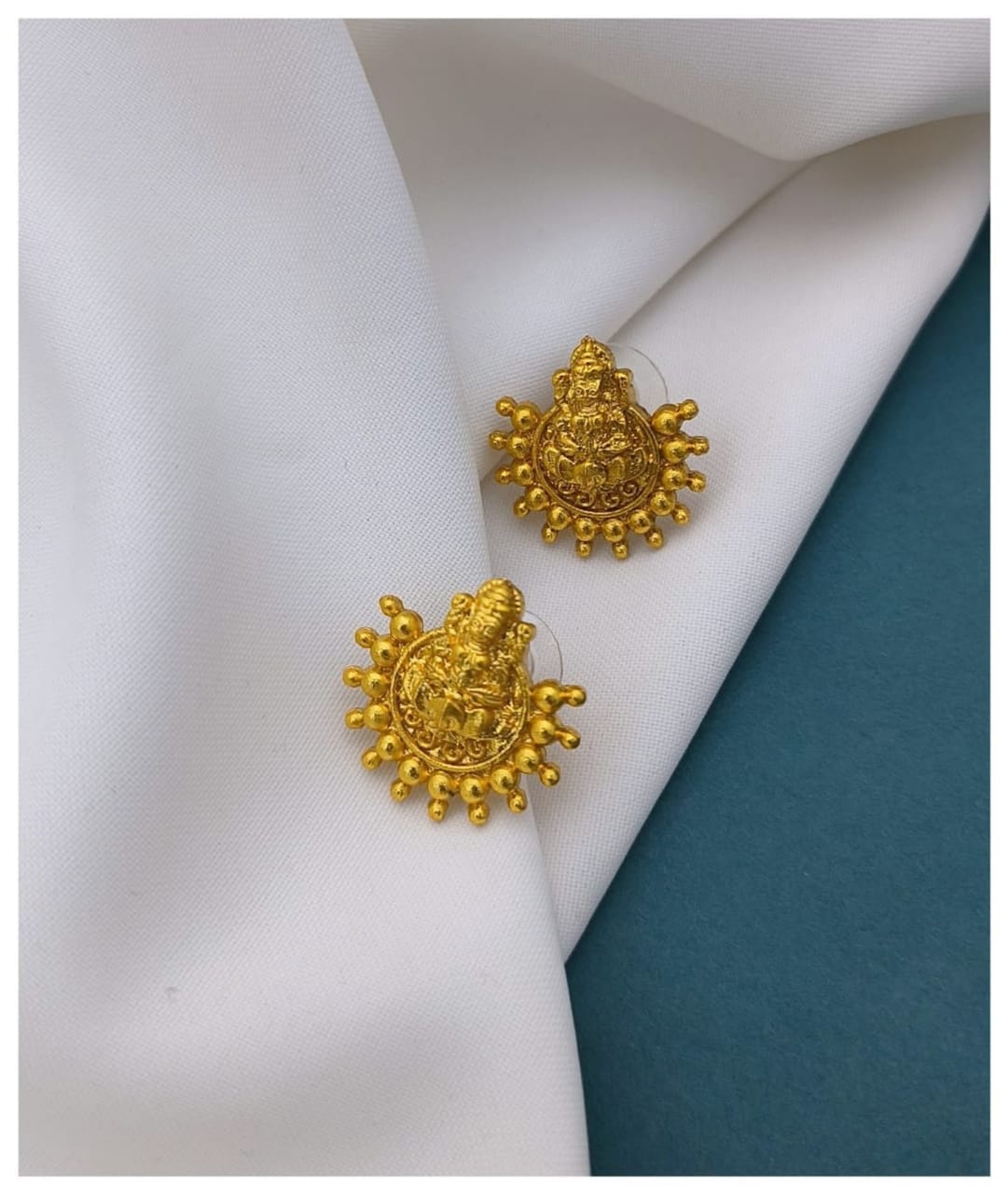 Gold ear tops hot sale new designs