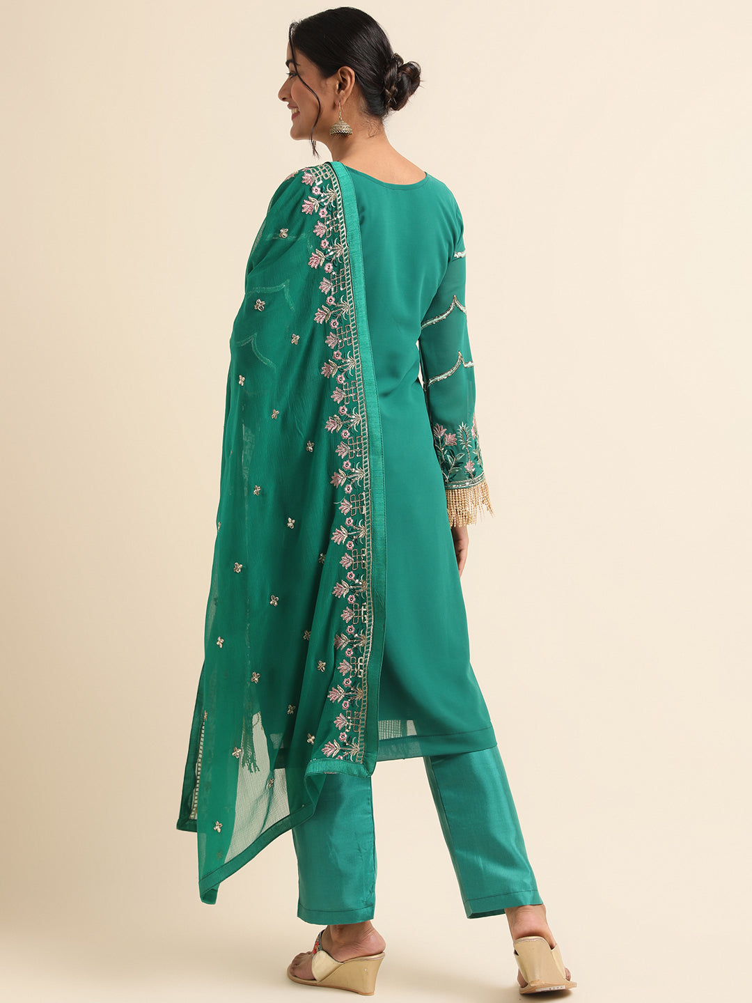 Glamorous Pakistani Suit Design: Elevate Your Style