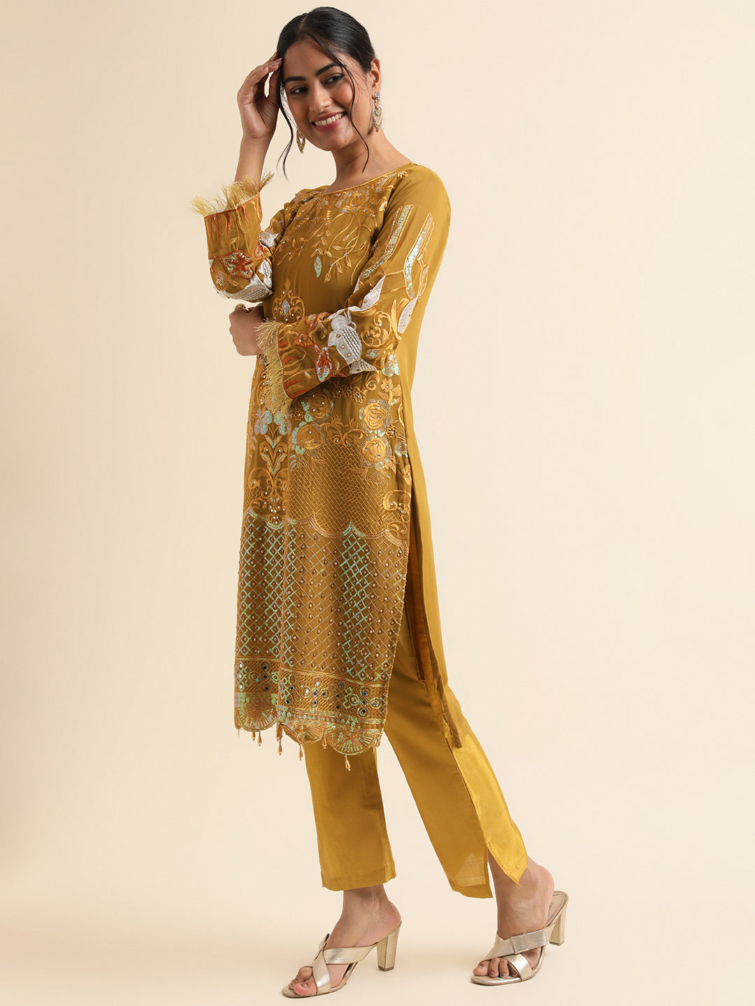 Stylish Pakistani Suit: Exude Elegance and Charm