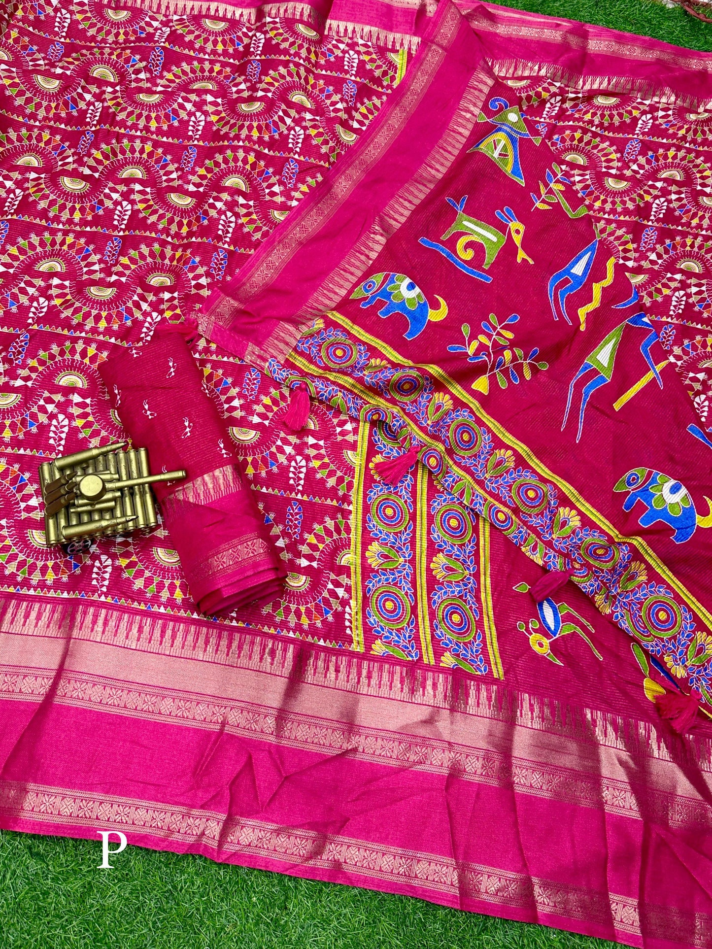 Our Dreamy kalamkari print saree is here to make you the queen of the fashion jungle