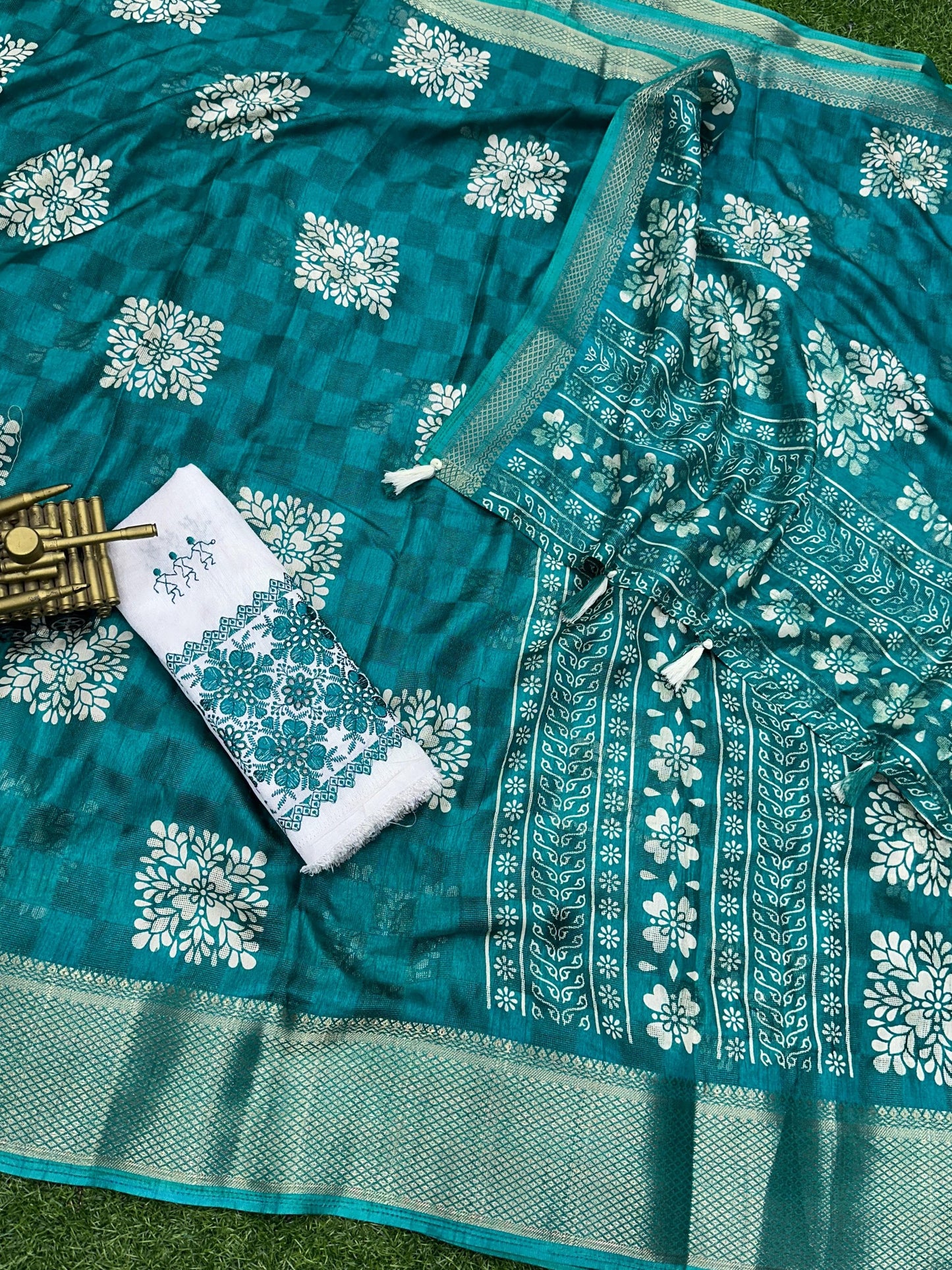 Embrace Femininity with Stunning Printed Saree & Designer Blouse