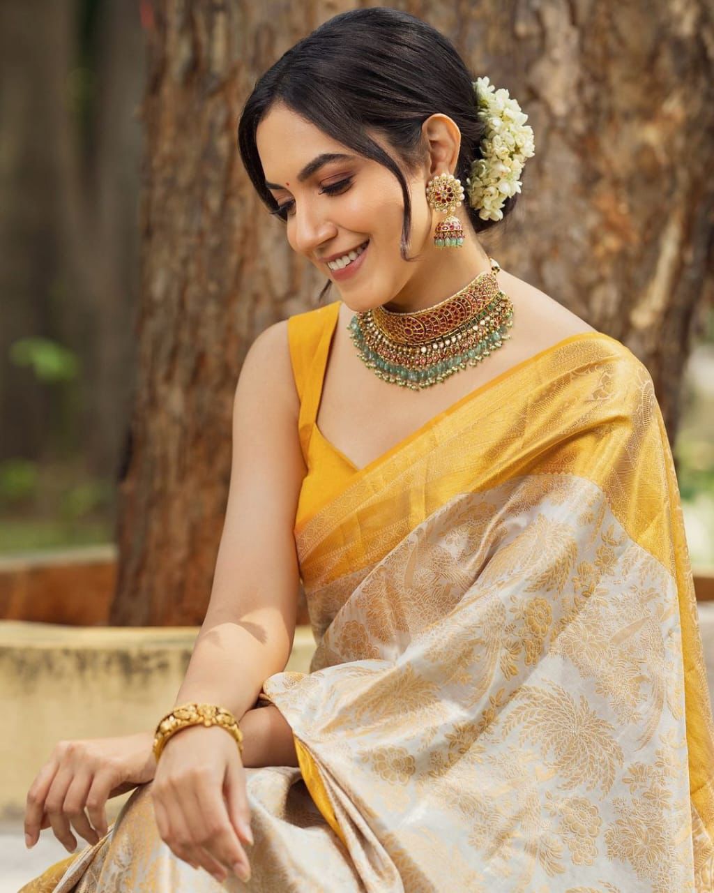 Luxurious Banarasi Silk Saree: Elevate Your Wedding Look