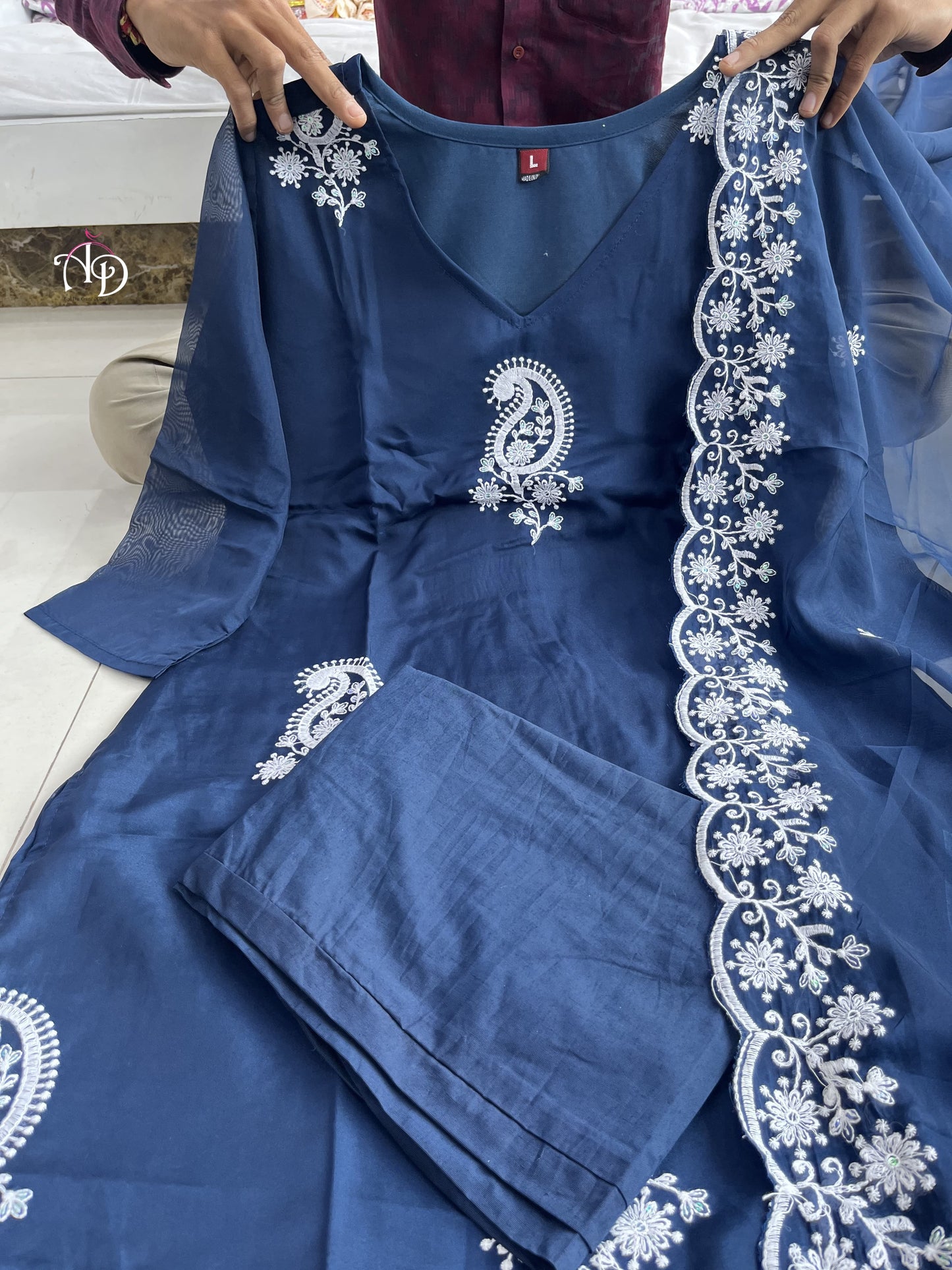 Luxurious Oranza Suit Set with Embroidery